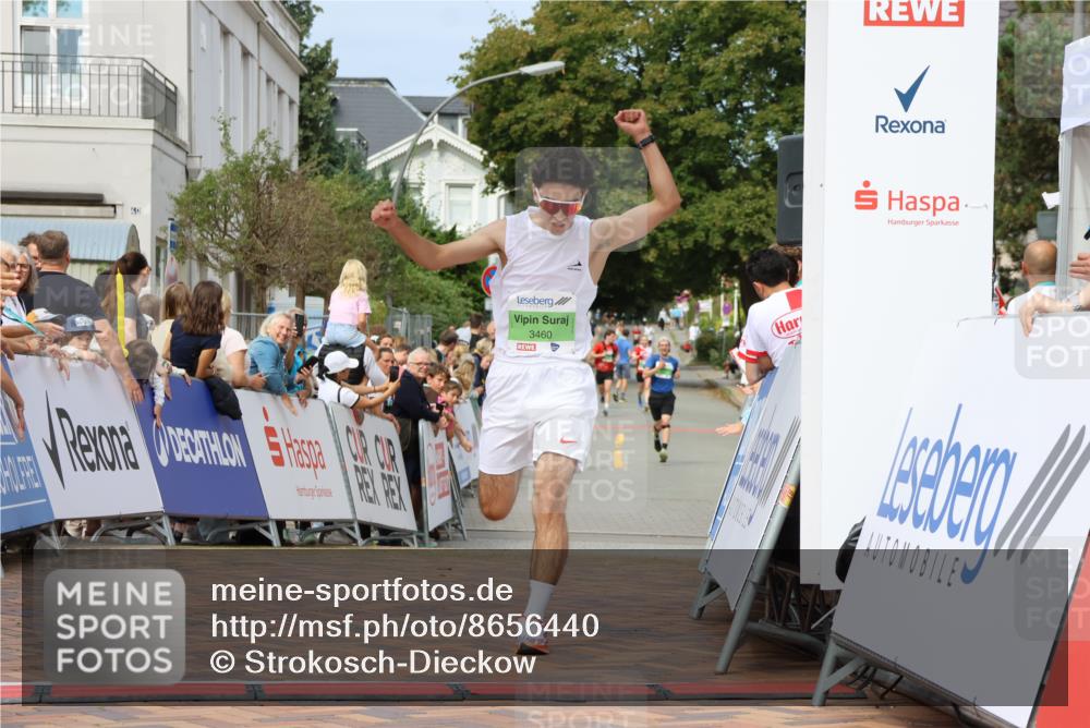 31.08.2025 - 21. Blankeneser Heldenlauf Strokosch-Dieckow http://msf.ph/oto/8656440 31.08.2025 10:57:54 Ziel 3421, 3460, 3539 meine-sportfotos.de