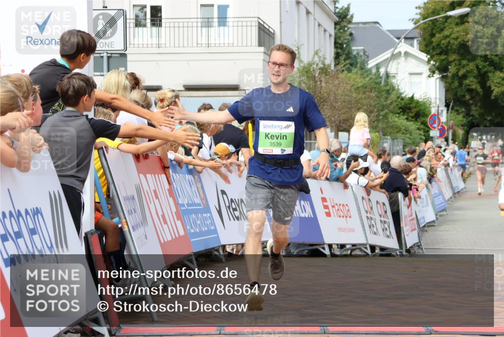 31.08.2025 - 21. Blankeneser Heldenlauf Strokosch-Dieckow http://msf.ph/oto/8656478 31.08.2025 10:57:50 Ziel 3559, 3421, 3539 meine-sportfotos.de