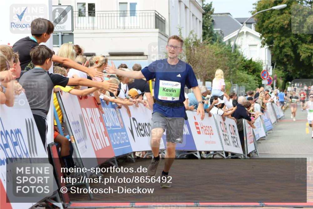 31.08.2025 - 21. Blankeneser Heldenlauf Strokosch-Dieckow http://msf.ph/oto/8656492 31.08.2025 10:57:50 Ziel 3559, 3421, 3539 meine-sportfotos.de