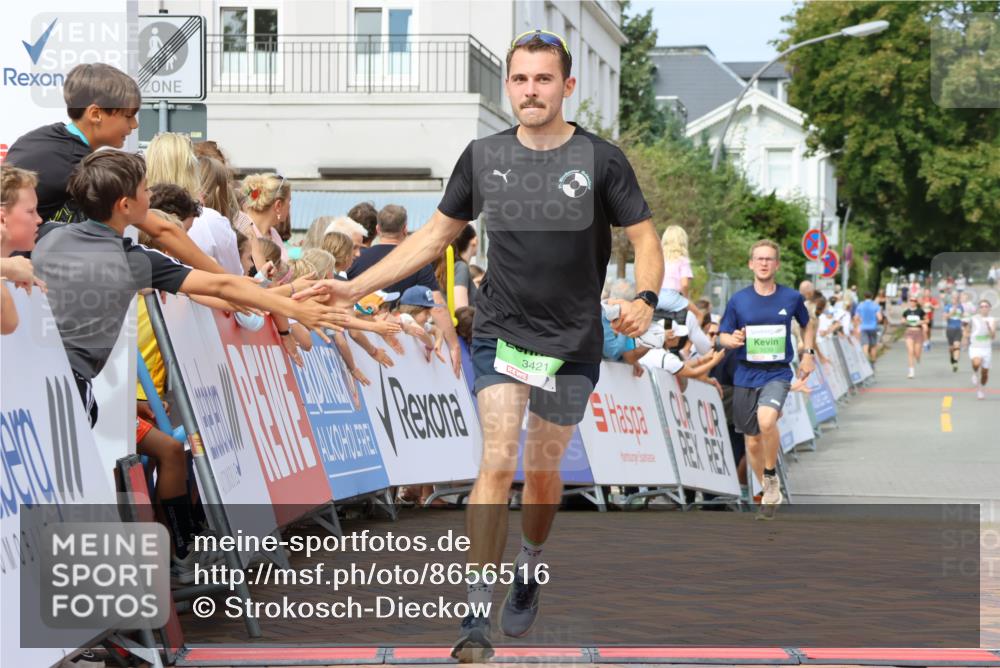 31.08.2025 - 21. Blankeneser Heldenlauf Strokosch-Dieckow http://msf.ph/oto/8656516 31.08.2025 10:57:48 Ziel 3559, 3421, 3539 meine-sportfotos.de