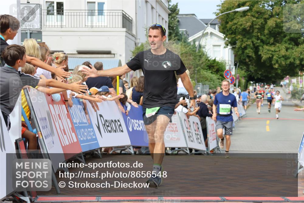 31.08.2025 - 21. Blankeneser Heldenlauf Strokosch-Dieckow http://msf.ph/oto/8656548 31.08.2025 10:57:48 Ziel 3559, 3421, 3539 meine-sportfotos.de