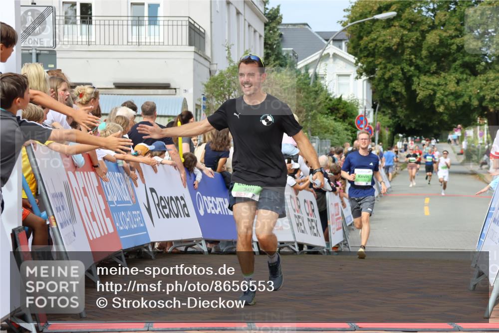 31.08.2025 - 21. Blankeneser Heldenlauf Strokosch-Dieckow http://msf.ph/oto/8656553 31.08.2025 10:57:47 Ziel 3559, 3421, 3539 meine-sportfotos.de