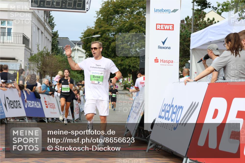 31.08.2025 - 21. Blankeneser Heldenlauf Strokosch-Dieckow http://msf.ph/oto/8656623 31.08.2025 10:57:27 Ziel 3212, 3499, 3503 meine-sportfotos.de
