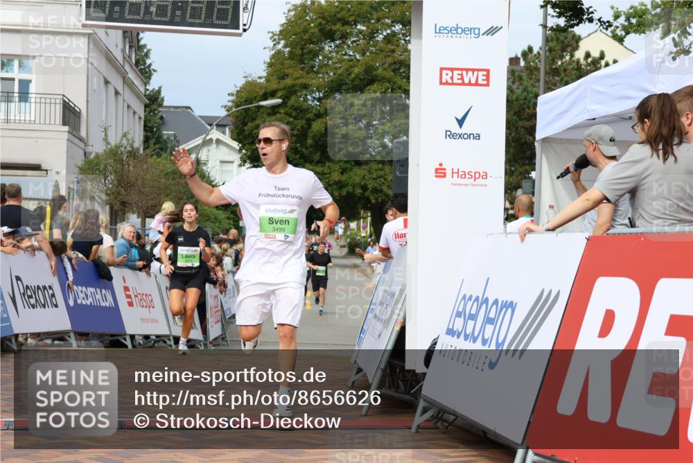 31.08.2025 - 21. Blankeneser Heldenlauf Strokosch-Dieckow http://msf.ph/oto/8656626 31.08.2025 10:57:27 Ziel 3212, 3499, 3503 meine-sportfotos.de