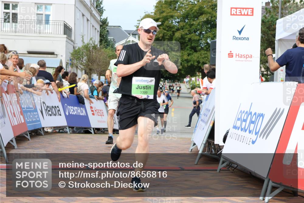 31.08.2025 - 21. Blankeneser Heldenlauf Strokosch-Dieckow http://msf.ph/oto/8656816 31.08.2025 10:56:37 Ziel 3378, 3399, 3704, 3394 meine-sportfotos.de