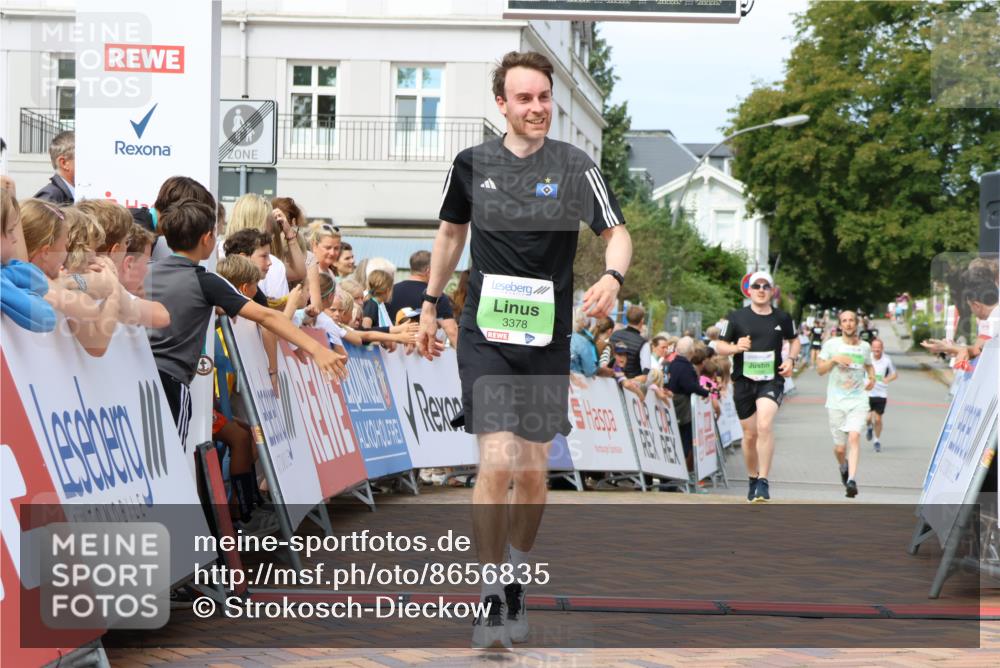 31.08.2025 - 21. Blankeneser Heldenlauf Strokosch-Dieckow http://msf.ph/oto/8656835 31.08.2025 10:56:34 Ziel 3378, 3399, 3394 meine-sportfotos.de