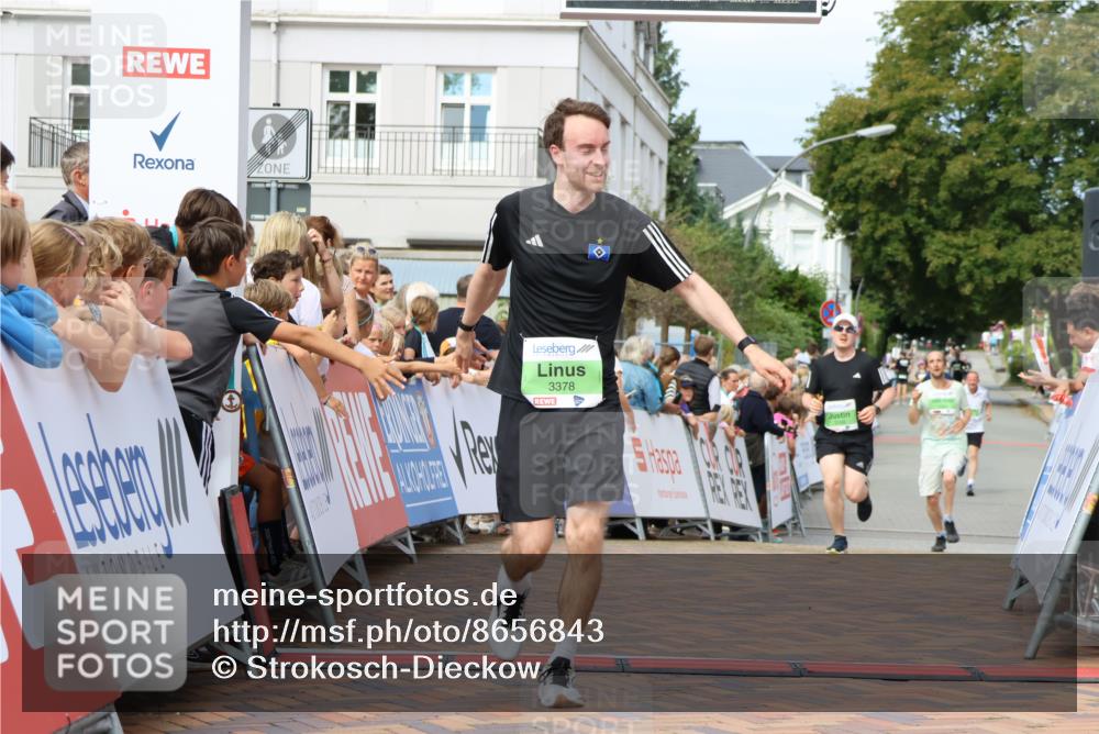 31.08.2025 - 21. Blankeneser Heldenlauf Strokosch-Dieckow http://msf.ph/oto/8656843 31.08.2025 10:56:34 Ziel 3378, 3399, 3394 meine-sportfotos.de