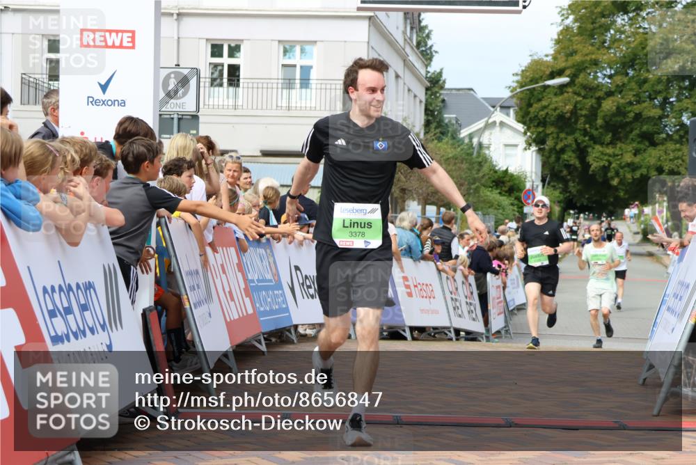 31.08.2025 - 21. Blankeneser Heldenlauf Strokosch-Dieckow http://msf.ph/oto/8656847 31.08.2025 10:56:34 Ziel 3378, 3399, 3394 meine-sportfotos.de