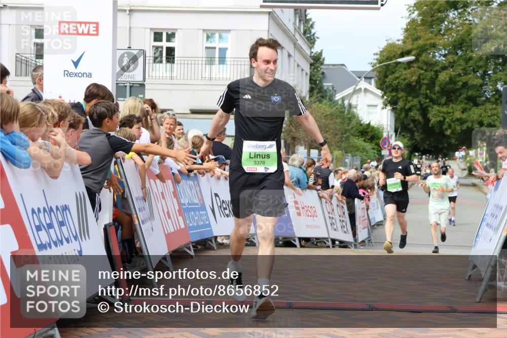 31.08.2025 - 21. Blankeneser Heldenlauf Strokosch-Dieckow http://msf.ph/oto/8656852 31.08.2025 10:56:34 Ziel 3378, 3399, 3394 meine-sportfotos.de