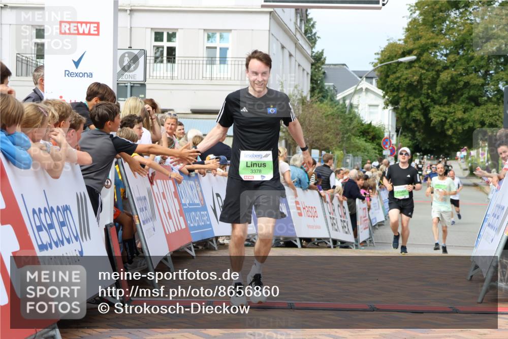 31.08.2025 - 21. Blankeneser Heldenlauf Strokosch-Dieckow http://msf.ph/oto/8656860 31.08.2025 10:56:34 Ziel 3378, 3399, 3394 meine-sportfotos.de