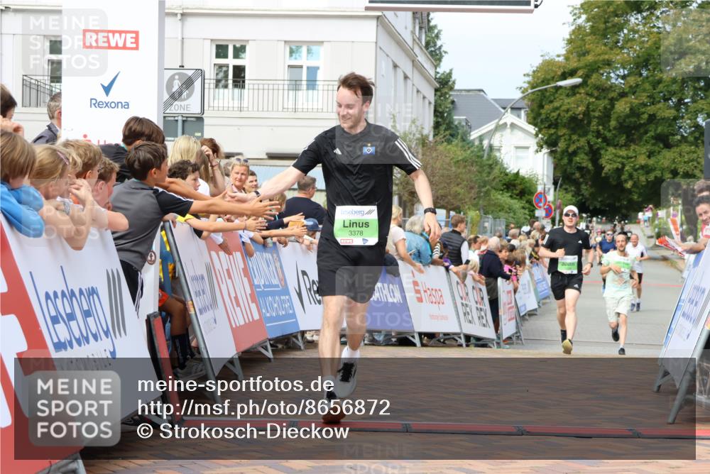31.08.2025 - 21. Blankeneser Heldenlauf Strokosch-Dieckow http://msf.ph/oto/8656872 31.08.2025 10:56:33 Ziel 3378, 3399, 3394 meine-sportfotos.de