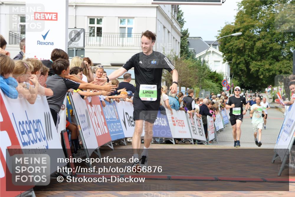 31.08.2025 - 21. Blankeneser Heldenlauf Strokosch-Dieckow http://msf.ph/oto/8656876 31.08.2025 10:56:33 Ziel 3378, 3399, 3394 meine-sportfotos.de