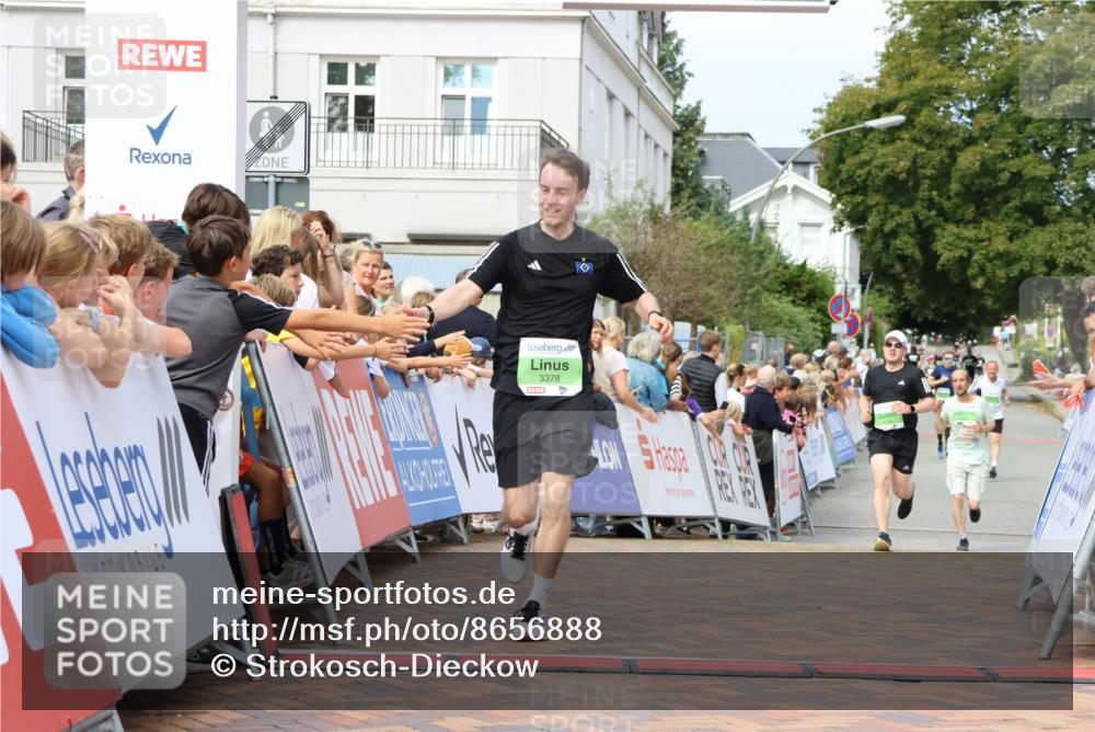 31.08.2025 - 21. Blankeneser Heldenlauf Strokosch-Dieckow http://msf.ph/oto/8656888 31.08.2025 10:56:33 Ziel 3378, 3399, 3394 meine-sportfotos.de