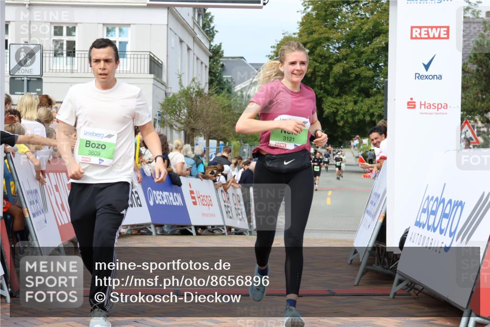 31.08.2025 - 21. Blankeneser Heldenlauf Strokosch-Dieckow http://msf.ph/oto/8656896 31.08.2025 10:56:20 Ziel 3609, 3083, 3121 meine-sportfotos.de