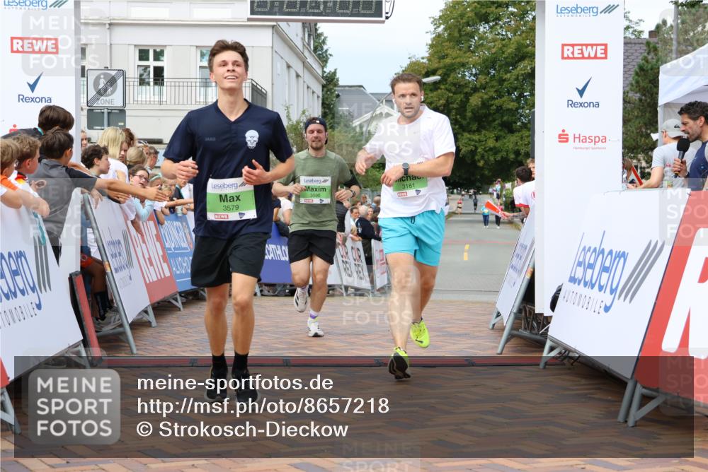 31.08.2025 - 21. Blankeneser Heldenlauf Strokosch-Dieckow http://msf.ph/oto/8657218 31.08.2025 10:55:26 Ziel 3579, 3590, 3181 meine-sportfotos.de