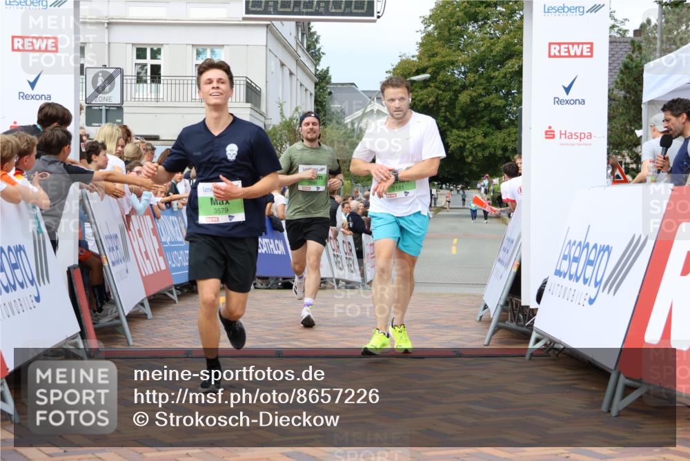 31.08.2025 - 21. Blankeneser Heldenlauf Strokosch-Dieckow http://msf.ph/oto/8657226 31.08.2025 10:55:26 Ziel 3579, 3590, 3181 meine-sportfotos.de