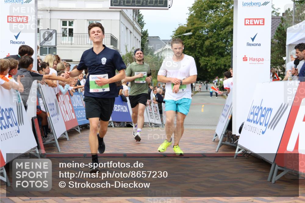 31.08.2025 - 21. Blankeneser Heldenlauf Strokosch-Dieckow http://msf.ph/oto/8657230 31.08.2025 10:55:26 Ziel 3579, 3590, 3181 meine-sportfotos.de