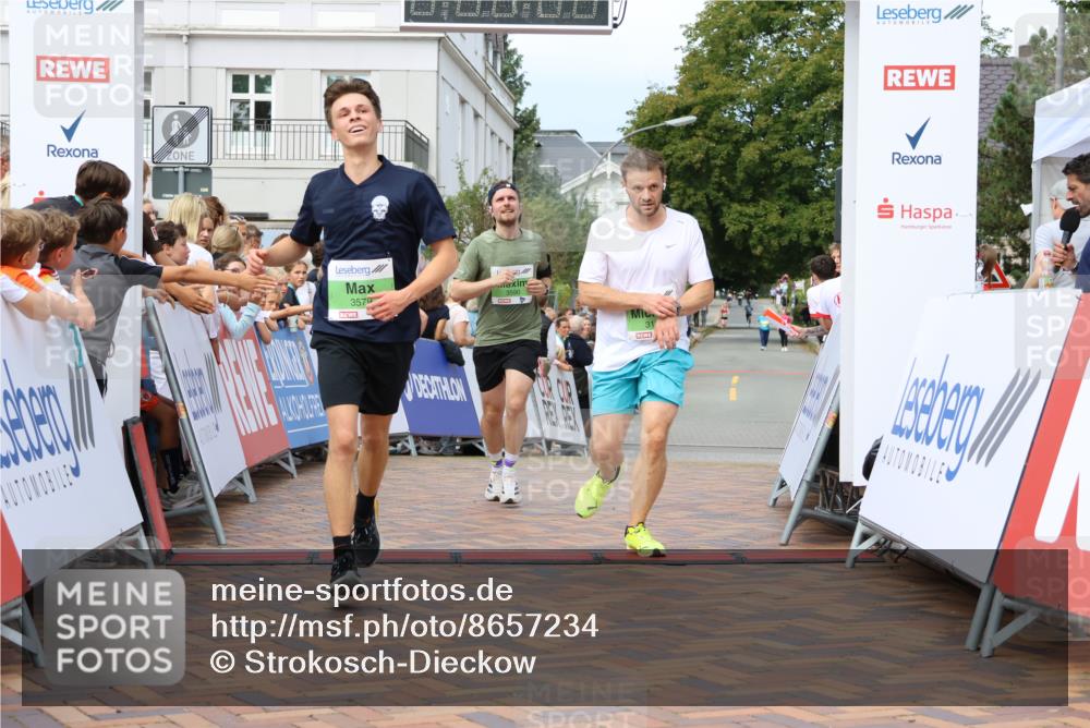 31.08.2025 - 21. Blankeneser Heldenlauf Strokosch-Dieckow http://msf.ph/oto/8657234 31.08.2025 10:55:26 Ziel 3579, 3590, 3181 meine-sportfotos.de