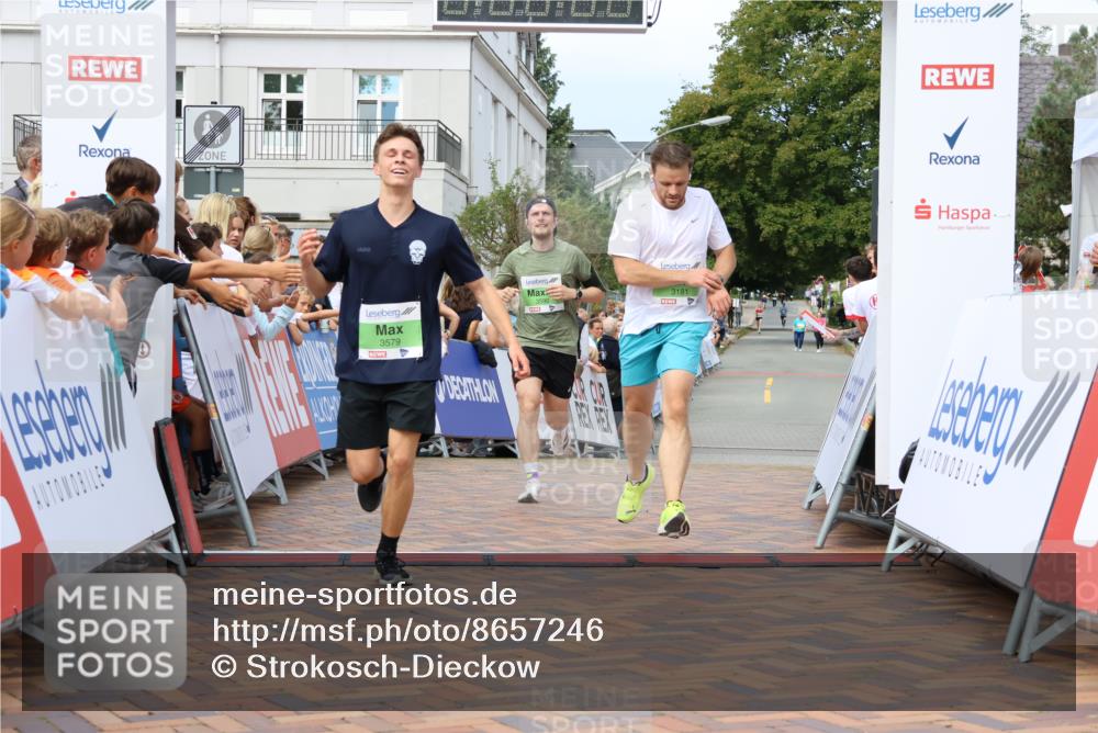 31.08.2025 - 21. Blankeneser Heldenlauf Strokosch-Dieckow http://msf.ph/oto/8657246 31.08.2025 10:55:26 Ziel 3579, 3590, 3181 meine-sportfotos.de