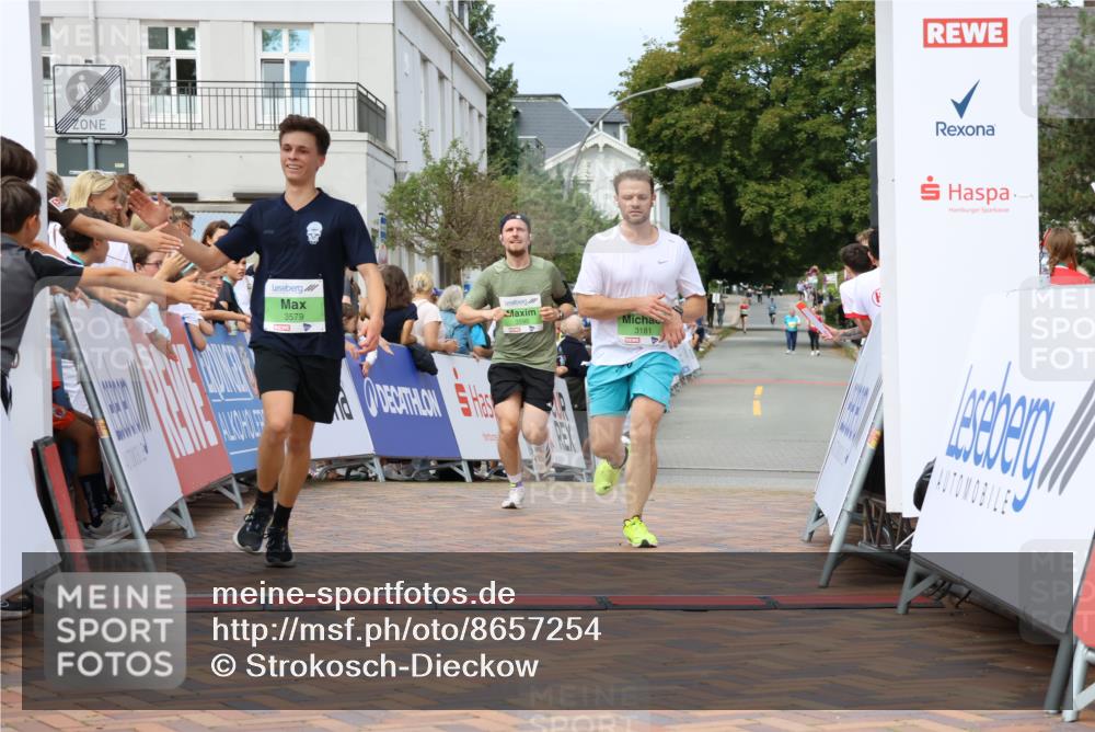 31.08.2025 - 21. Blankeneser Heldenlauf Strokosch-Dieckow http://msf.ph/oto/8657254 31.08.2025 10:55:25 Ziel 3579, 3590, 3181 meine-sportfotos.de