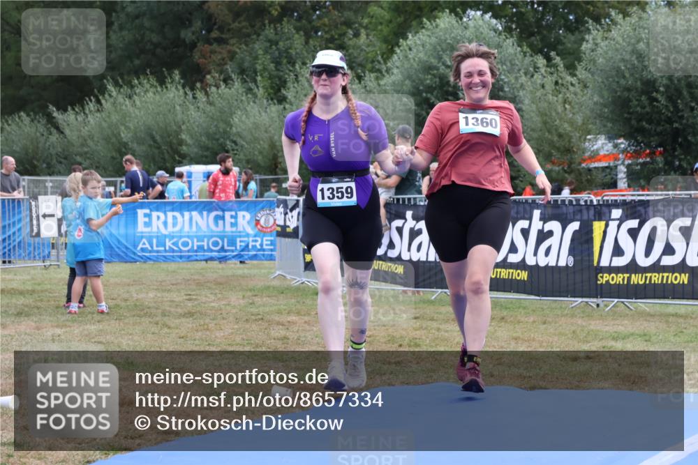 31.08.2025 - Elbe Triathlon Hamburg Strokosch-Dieckow http://msf.ph/oto/8657334 31.08.2025 12:19:22 Ziel 1359, 1360 meine-sportfotos.de