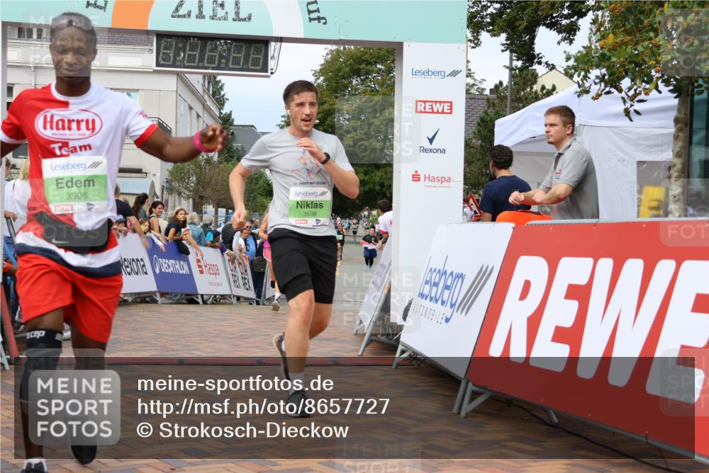 31.08.2025 - 21. Blankeneser Heldenlauf Strokosch-Dieckow http://msf.ph/oto/8657727 31.08.2025 10:54:16 Ziel 3506, 3538, 3632 meine-sportfotos.de