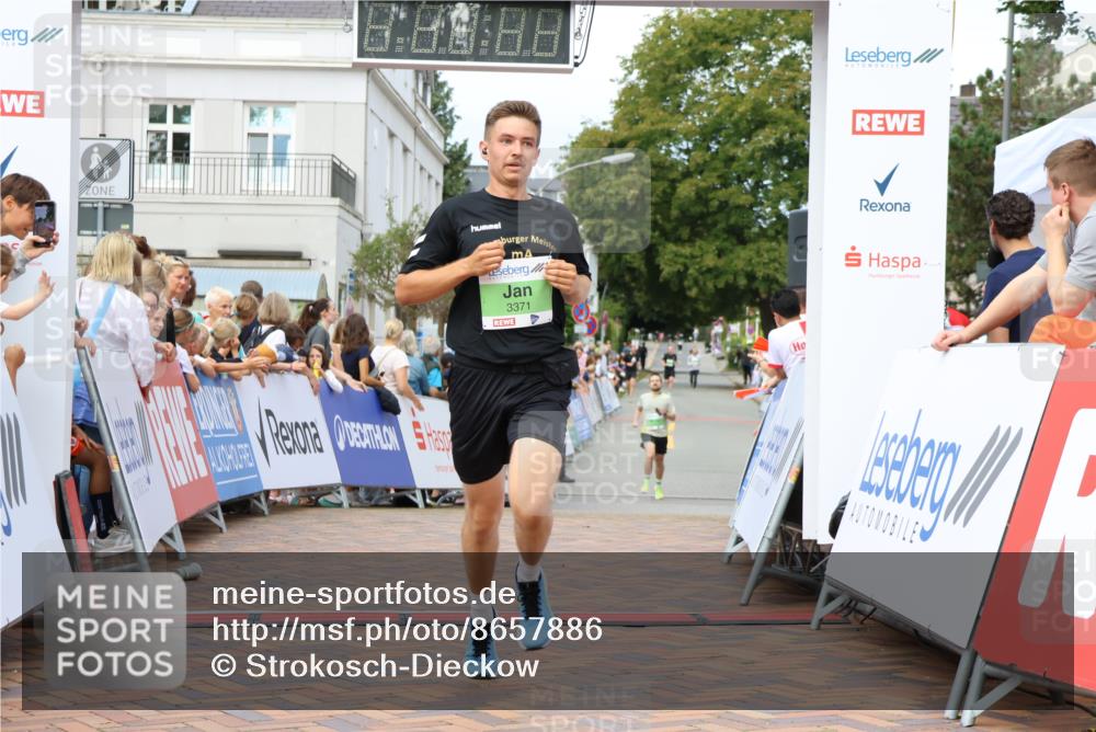 31.08.2025 - 21. Blankeneser Heldenlauf Strokosch-Dieckow http://msf.ph/oto/8657886 31.08.2025 10:53:20 Ziel 3371, 3636, 3272 meine-sportfotos.de