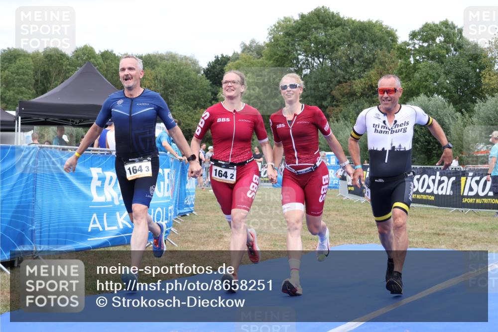 31.08.2025 - Elbe Triathlon Hamburg Strokosch-Dieckow http://msf.ph/oto/8658251 31.08.2025 16:16:46 Ziel  meine-sportfotos.de