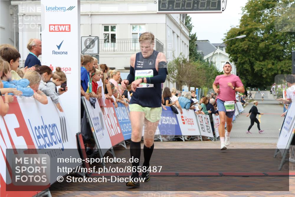 31.08.2025 - 21. Blankeneser Heldenlauf Strokosch-Dieckow http://msf.ph/oto/8658487 31.08.2025 10:50:30 Ziel 3699, 3354, 3564 meine-sportfotos.de