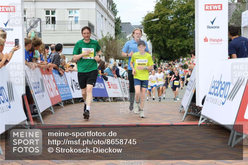 31.08.2025 - 21. Blankeneser Heldenlauf Strokosch-Dieckow http://msf.ph/oto/8658745 31.08.2025 10:34:34 Ziel 2110, 2668, 2090, 2083 meine-sportfotos.de