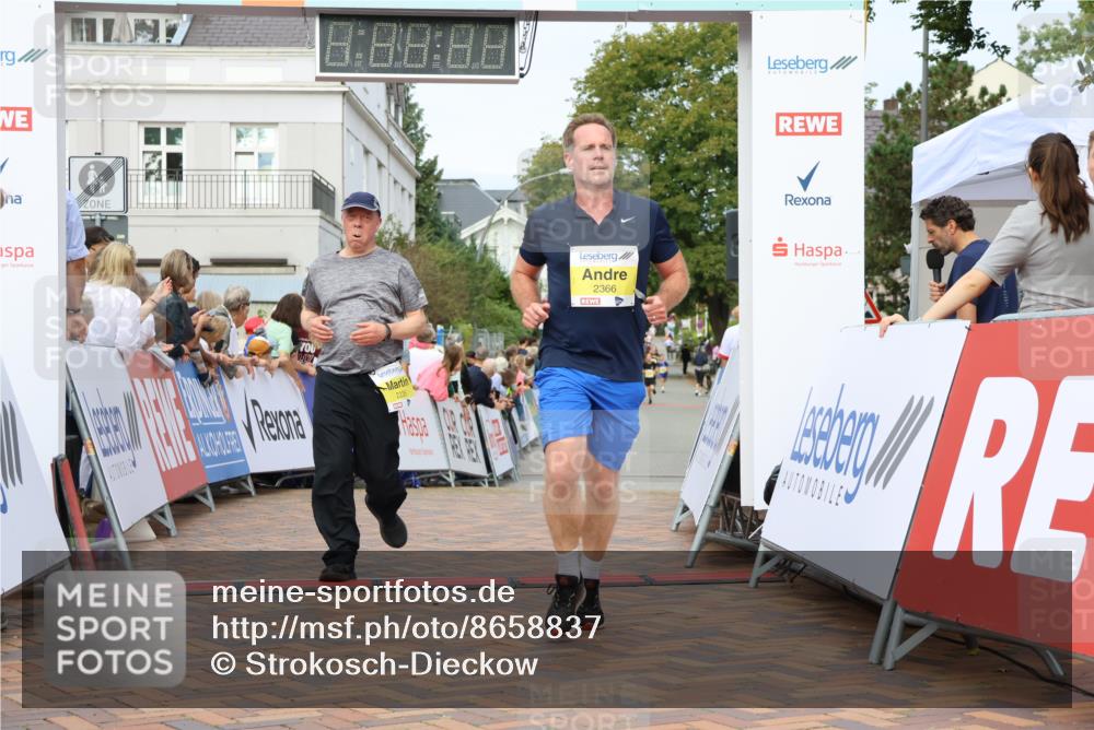 31.08.2025 - 21. Blankeneser Heldenlauf Strokosch-Dieckow http://msf.ph/oto/8658837 31.08.2025 10:25:42 Ziel 2410, 2742, 2366, 2235, 2726 meine-sportfotos.de