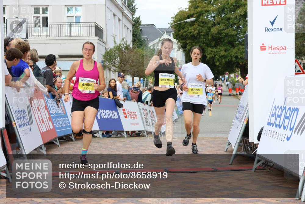 31.08.2025 - 21. Blankeneser Heldenlauf Strokosch-Dieckow http://msf.ph/oto/8658919 31.08.2025 10:33:14 Ziel 2304, 2433, 2388, 2430 meine-sportfotos.de
