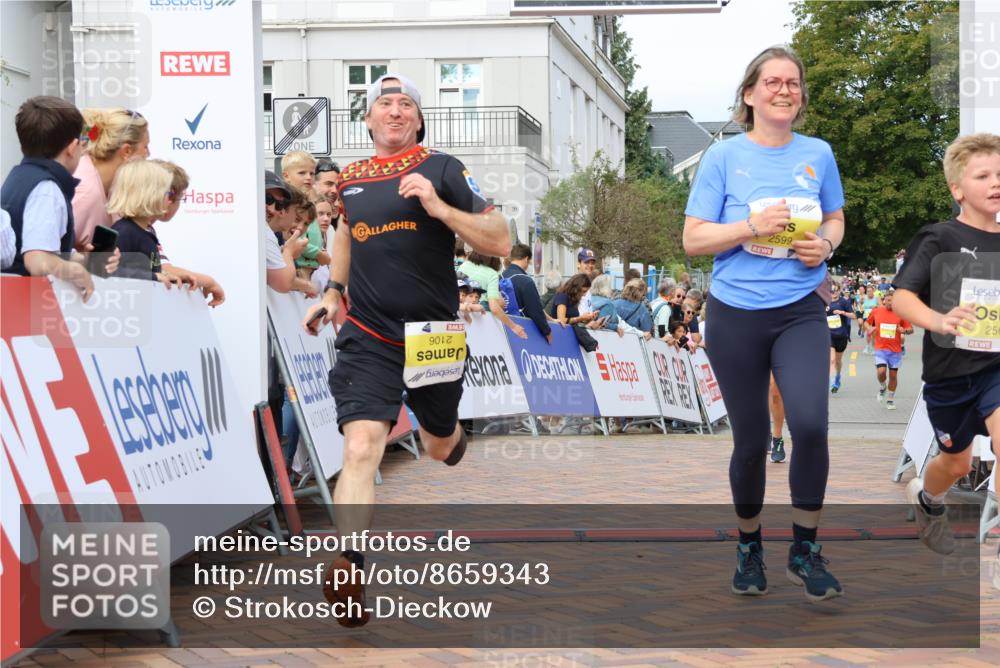 31.08.2025 - 21. Blankeneser Heldenlauf Strokosch-Dieckow http://msf.ph/oto/8659343 31.08.2025 10:30:37 Ziel 2560, 2106, 2599, 2102 meine-sportfotos.de