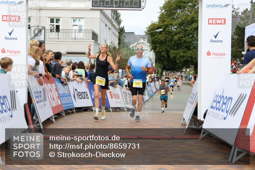 31.08.2025 - 21. Blankeneser Heldenlauf Strokosch-Dieckow http://msf.ph/oto/8659731 31.08.2025 10:28:41 Ziel 2727, 2697, 2700, 2351, 2687 meine-sportfotos.de