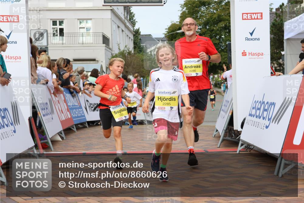 31.08.2025 - 21. Blankeneser Heldenlauf Strokosch-Dieckow http://msf.ph/oto/8660626 31.08.2025 10:25:07 Ziel 2357, 2183, 2717, 2285, 2286, 2331, 2359, 2661 meine-sportfotos.de
