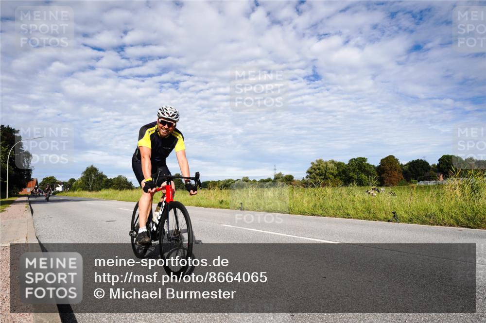 31.08.2025 - Elbe Triathlon Hamburg Michael Burmester http://msf.ph/oto/8664065 31.08.2025 09:46:36 Radfahren 284, 394, 439, 666, 750, 816 meine-sportfotos.de