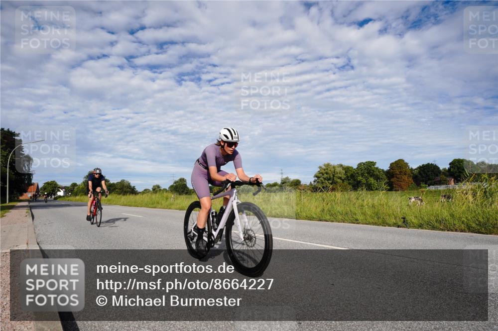 31.08.2025 - Elbe Triathlon Hamburg Michael Burmester http://msf.ph/oto/8664227 31.08.2025 09:48:53 Radfahren 822, 856, 920, 921 meine-sportfotos.de