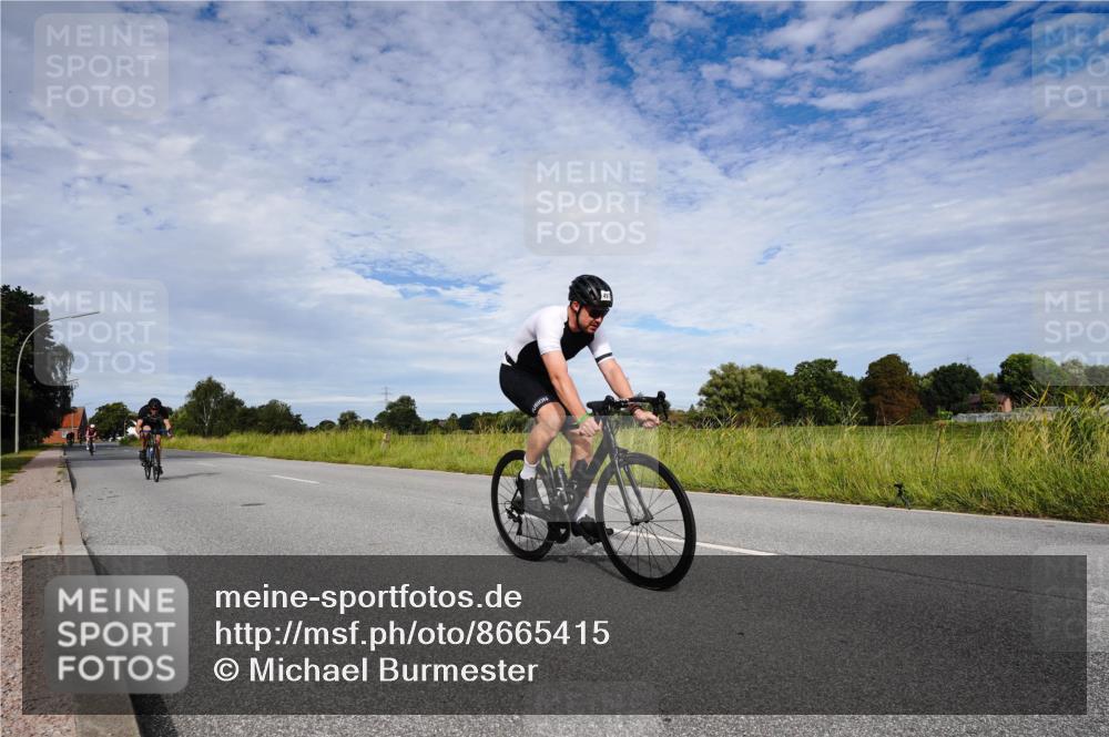 31.08.2025 - Elbe Triathlon Hamburg Michael Burmester http://msf.ph/oto/8665415 31.08.2025 10:10:44 Radfahren 497, 653, 893, 929 meine-sportfotos.de