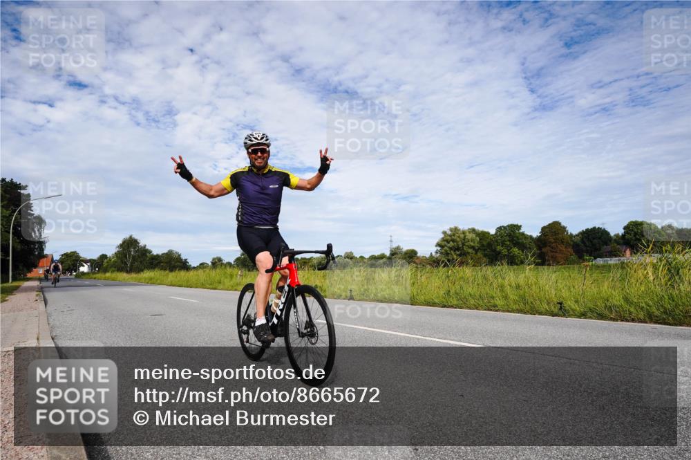 31.08.2025 - Elbe Triathlon Hamburg Michael Burmester http://msf.ph/oto/8665672 31.08.2025 10:16:50 Radfahren 427, 666, 841, 928 meine-sportfotos.de