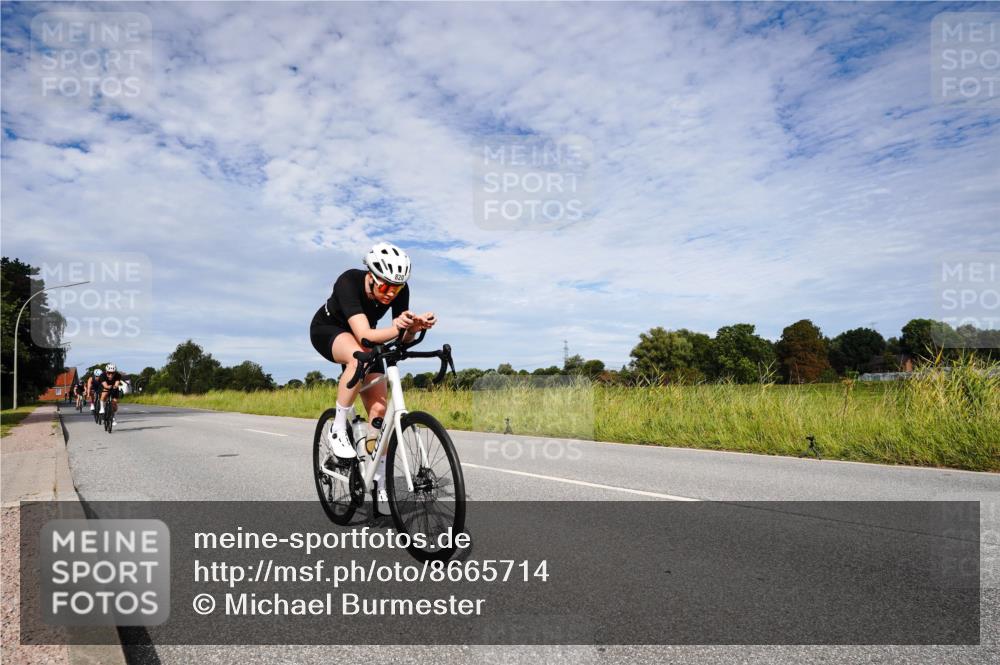 31.08.2025 - Elbe Triathlon Hamburg Michael Burmester http://msf.ph/oto/8665714 31.08.2025 10:17:38 Radfahren 820, 823, 825 meine-sportfotos.de