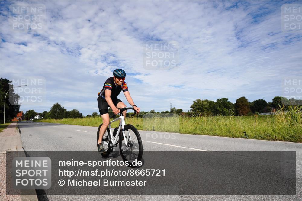 31.08.2025 - Elbe Triathlon Hamburg Michael Burmester http://msf.ph/oto/8665721 31.08.2025 10:17:41 Radfahren 569, 823, 825 meine-sportfotos.de