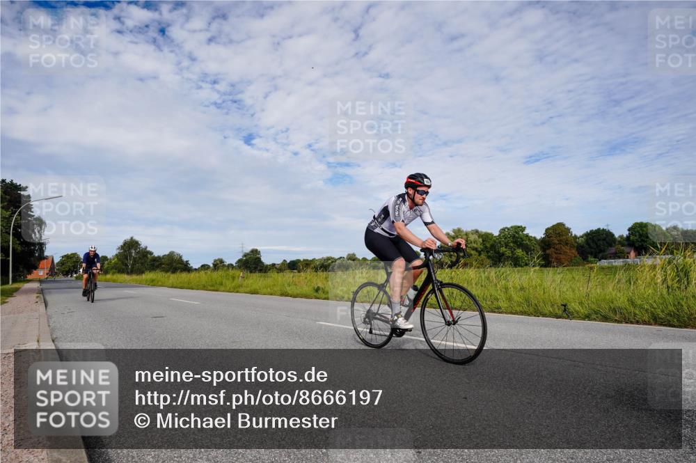 31.08.2025 - Elbe Triathlon Hamburg Michael Burmester http://msf.ph/oto/8666197 31.08.2025 10:25:24 Radfahren 935, 1008, 1021 meine-sportfotos.de