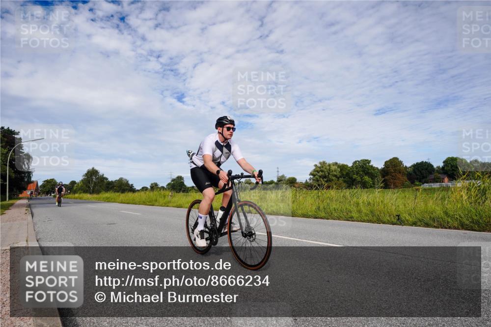 31.08.2025 - Elbe Triathlon Hamburg Michael Burmester http://msf.ph/oto/8666234 31.08.2025 10:26:14 Radfahren 699, 1022, 1035 meine-sportfotos.de