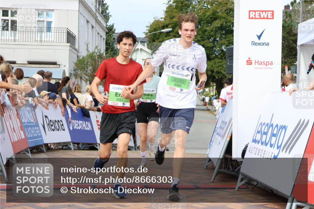 31.08.2025 - 21. Blankeneser Heldenlauf Strokosch-Dieckow http://msf.ph/oto/8666303 31.08.2025 10:58:35 Ziel 3064, 3651, 3457 meine-sportfotos.de