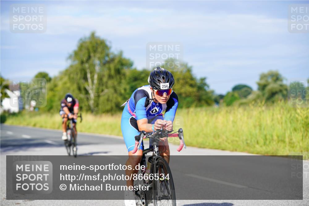 31.08.2025 - Elbe Triathlon Hamburg Michael Burmester http://msf.ph/oto/8666534 31.08.2025 09:37:15 Radfahren 254, 325, 557, 626, 638, 677 meine-sportfotos.de