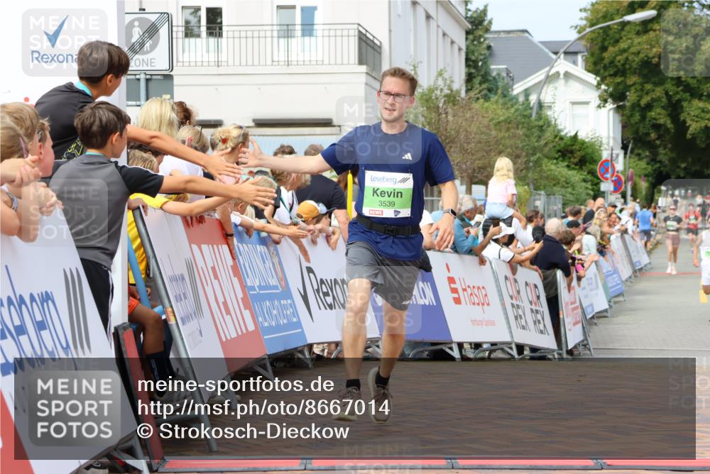 31.08.2025 - 21. Blankeneser Heldenlauf Strokosch-Dieckow http://msf.ph/oto/8667014 31.08.2025 10:57:50 Ziel 3559, 3421, 3539 meine-sportfotos.de