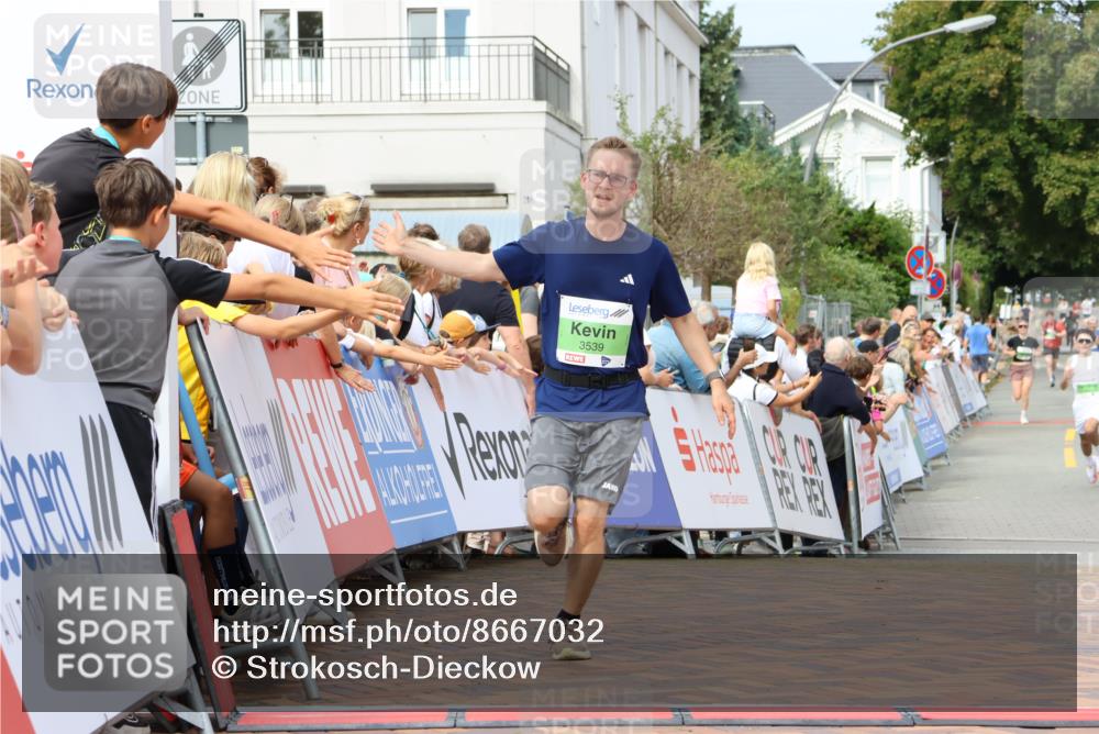 31.08.2025 - 21. Blankeneser Heldenlauf Strokosch-Dieckow http://msf.ph/oto/8667032 31.08.2025 10:57:50 Ziel 3559, 3421, 3539 meine-sportfotos.de