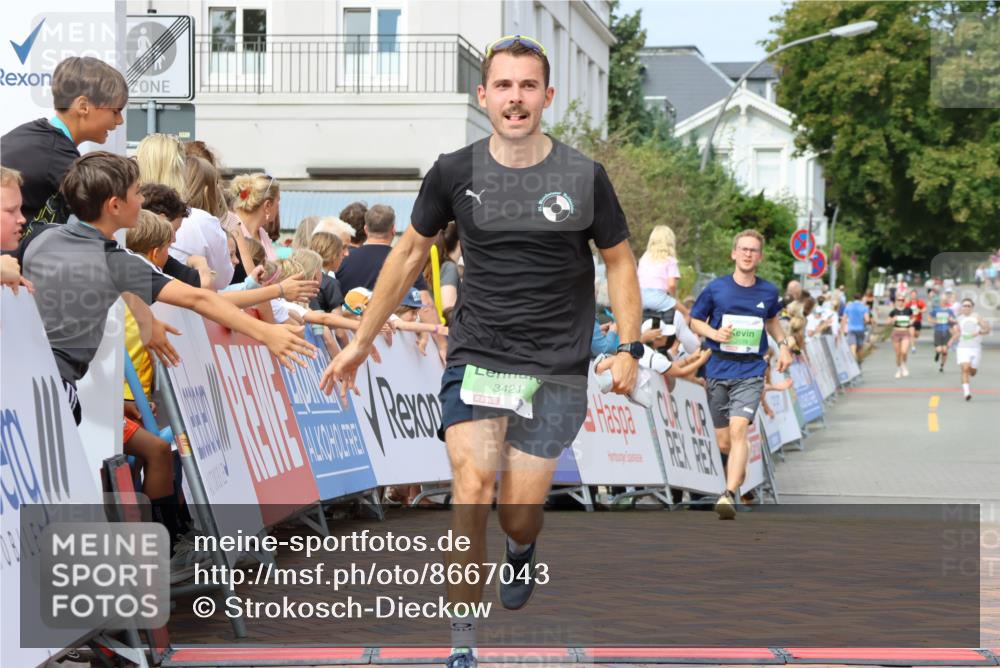 31.08.2025 - 21. Blankeneser Heldenlauf Strokosch-Dieckow http://msf.ph/oto/8667043 31.08.2025 10:57:48 Ziel 3559, 3421, 3539 meine-sportfotos.de