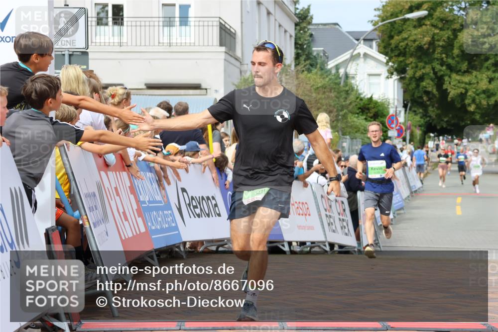 31.08.2025 - 21. Blankeneser Heldenlauf Strokosch-Dieckow http://msf.ph/oto/8667096 31.08.2025 10:57:48 Ziel 3559, 3421, 3539 meine-sportfotos.de