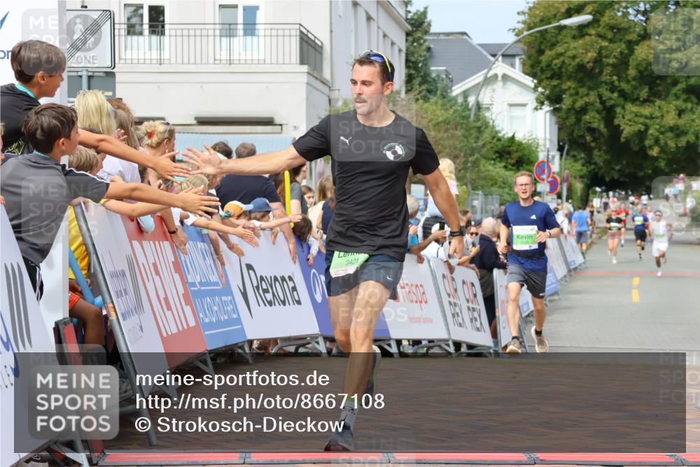 31.08.2025 - 21. Blankeneser Heldenlauf Strokosch-Dieckow http://msf.ph/oto/8667108 31.08.2025 10:57:48 Ziel 3559, 3421, 3539 meine-sportfotos.de